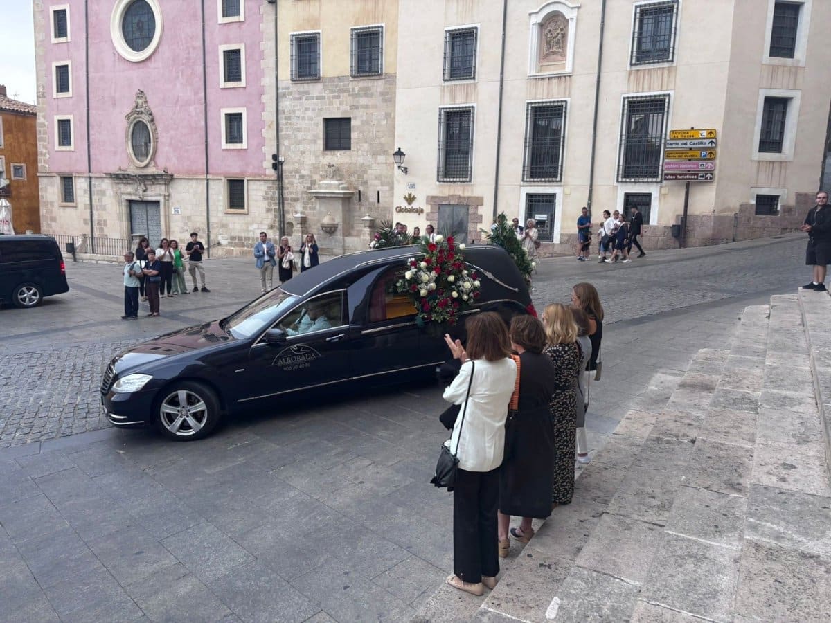 Último adiós a Gustavo Torner bajo la luz filtrada por las vidrieras que diseñó para la Catedral de Cuenca
