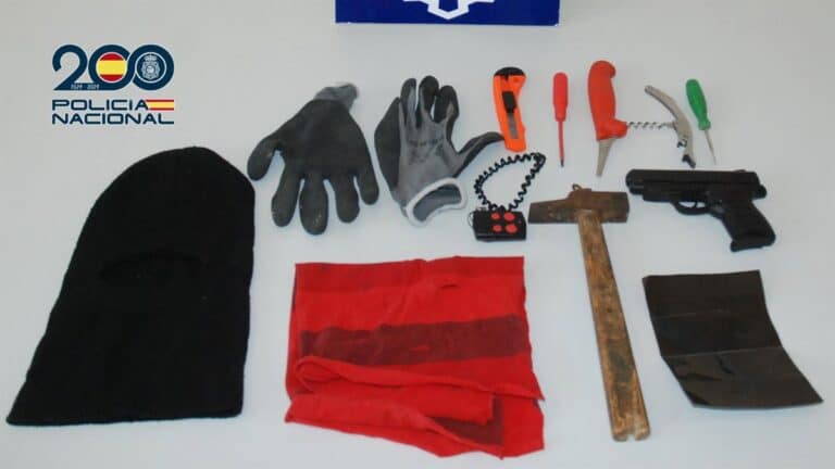 Un delincuente con más de cien detenciones roba un vehículo y termina colisionando con otro en Cuenca