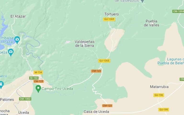 Un hombre fallece y otro resulta herido tras caer su turismo por un terraplén en Valdepeñas de la Sierra
