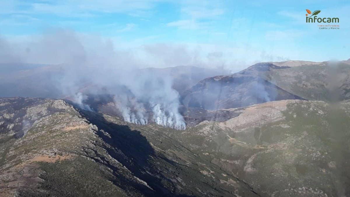 Un total de 23 medios aéreos trabajan en el fuego de Peñalba de la Sierra, que ya ha quemado 700 hectáreas