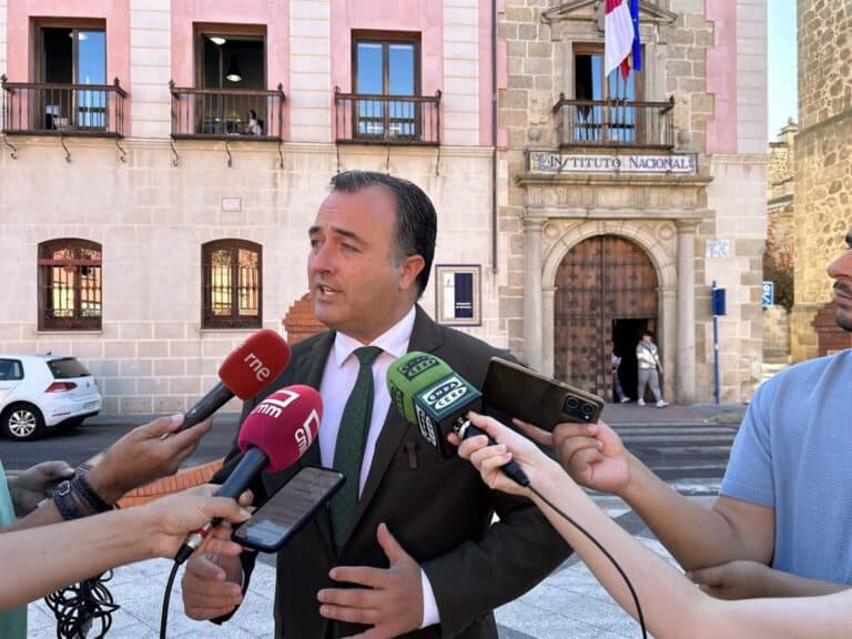 Vox pide a Bellido que se elabore un informe de fiscalización sobre gasto de las entidades públicas a inmigración ilegal