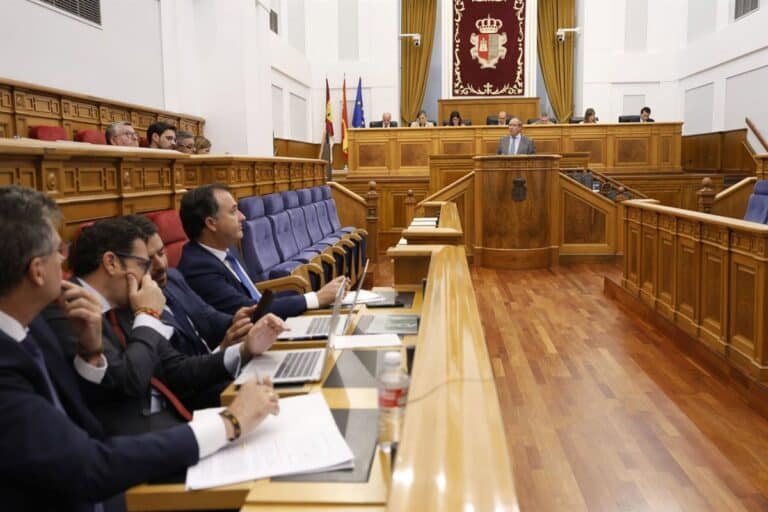 Vox y PP critican el "premio" de la quita de deuda y Gobierno de C-LM dice que sería "idiota" si no la aceptara