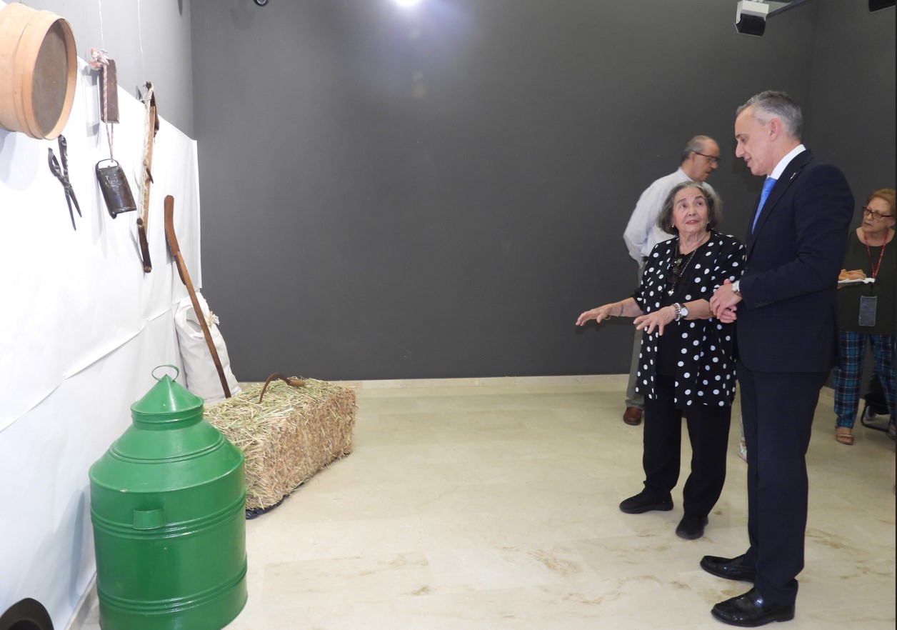 El regidor de Puertollano resalta la importancia de lo rural en la inauguración de la muestra “Un rincón rural” de AFAMMER 18