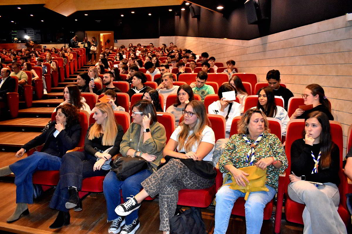 Superando Obstáculos Juveniles: Adolescencia y Valores en el Congreso de Puertollano 5 Superando Obstáculos Juveniles: Adolescencia y Valores en el Congreso de Puertollano 5