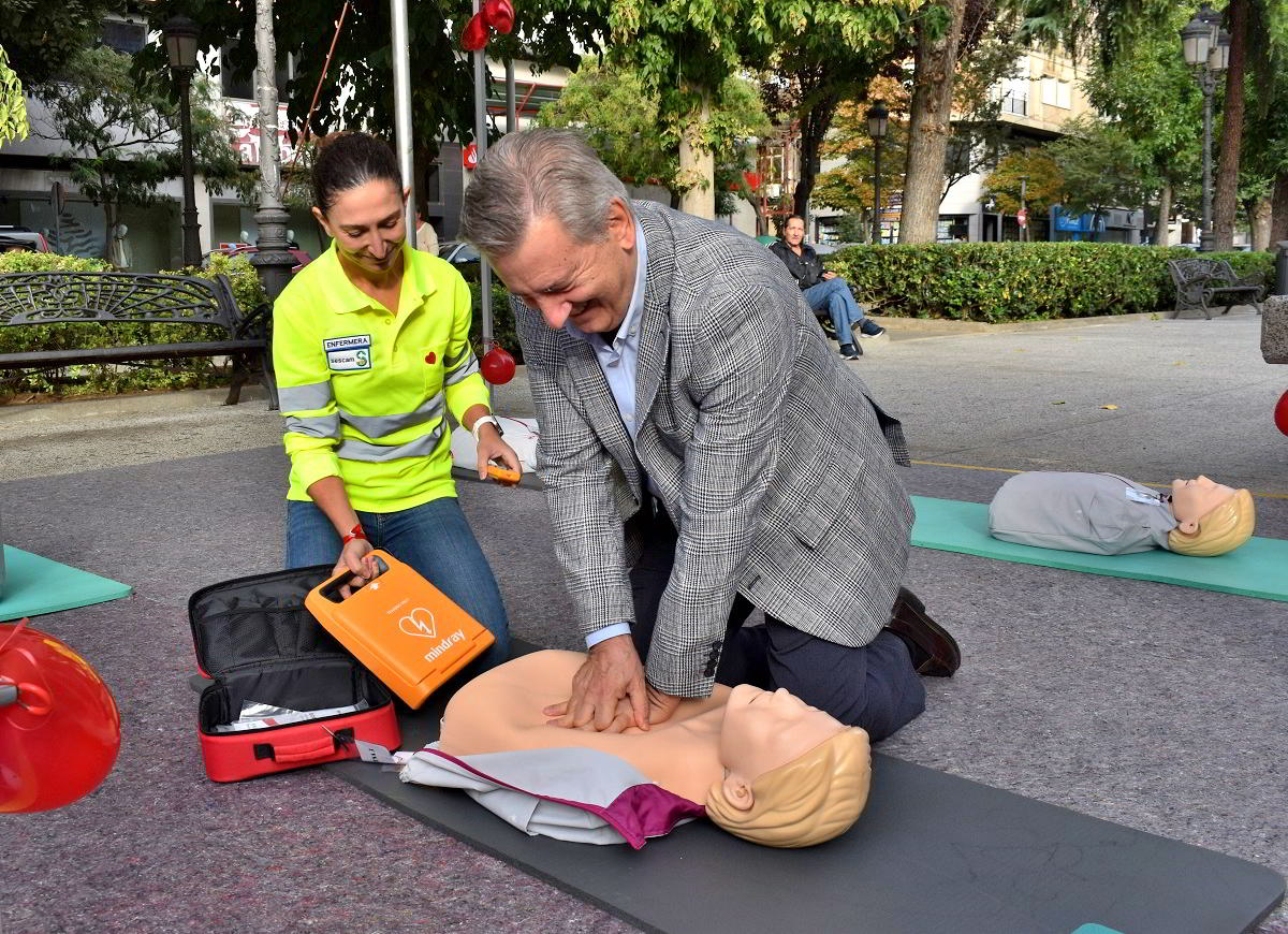 Profesionales de la salud instruyen técnicas de reanimación cardiopulmonar durante jornada de concientización al aire libre 2 Profesionales de la salud instruyen técnicas de reanimación cardiopulmonar durante jornada de concientización al aire libre 2