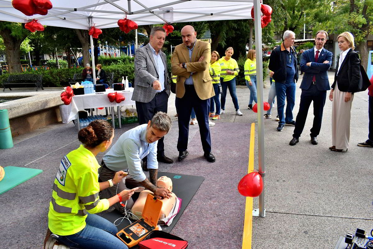 Profesionales de la salud instruyen técnicas de reanimación cardiopulmonar durante jornada de concientización al aire libre 3 Profesionales de la salud instruyen técnicas de reanimación cardiopulmonar durante jornada de concientización al aire libre 3