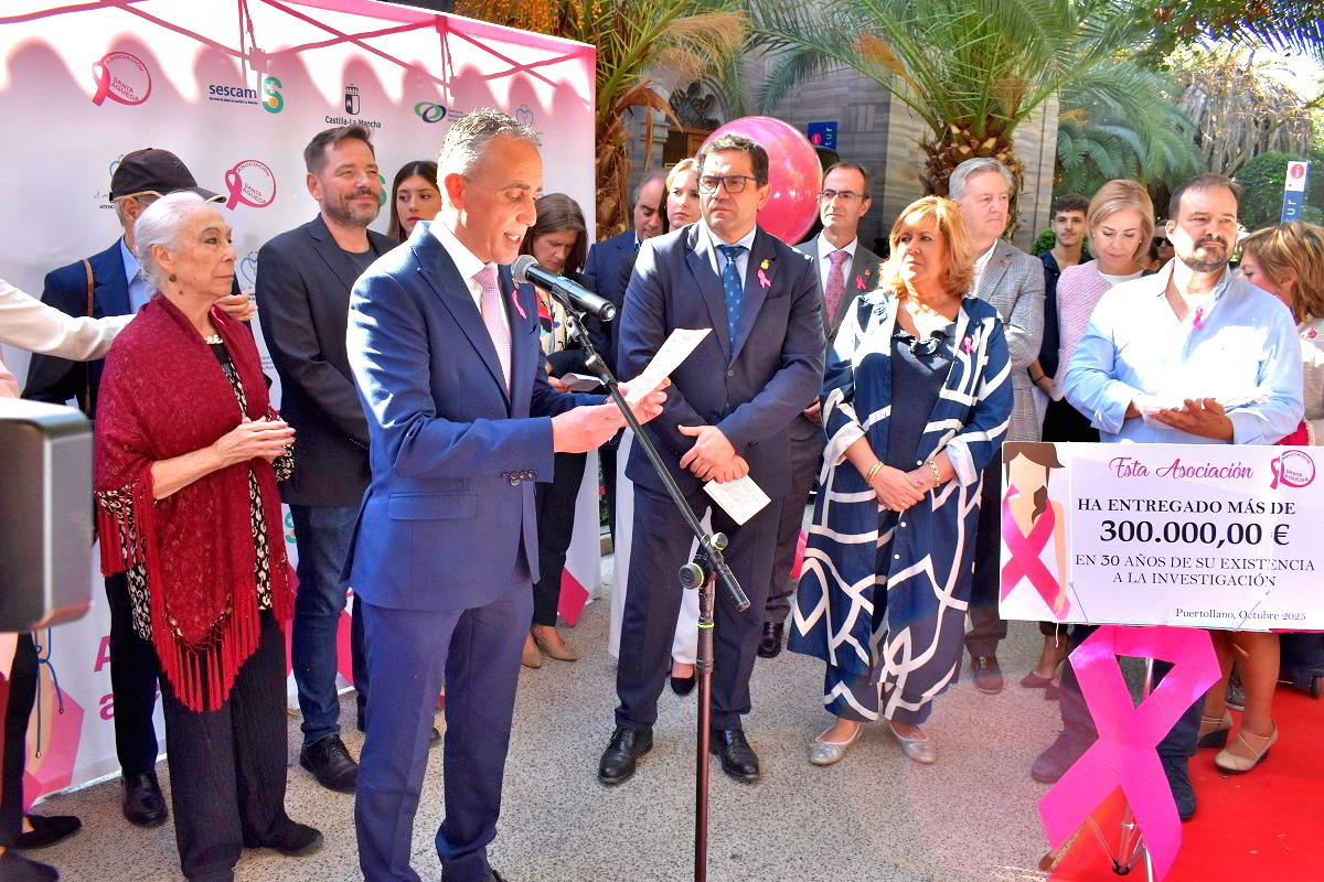 Autoridades en actividad de concientización sobre cáncer de mama