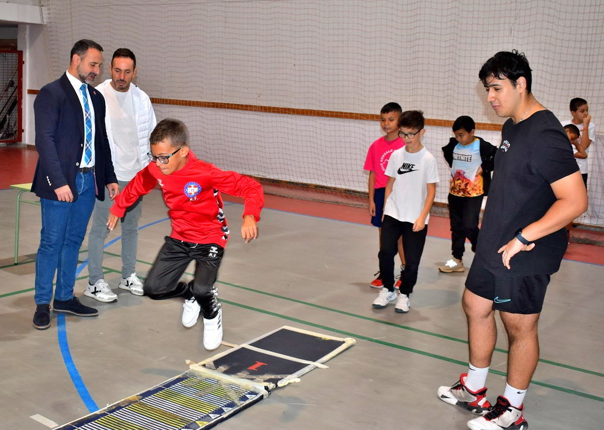 Atletismo y Diversión: Seiscientos Escolares Descubren el Deporte Jugando 10