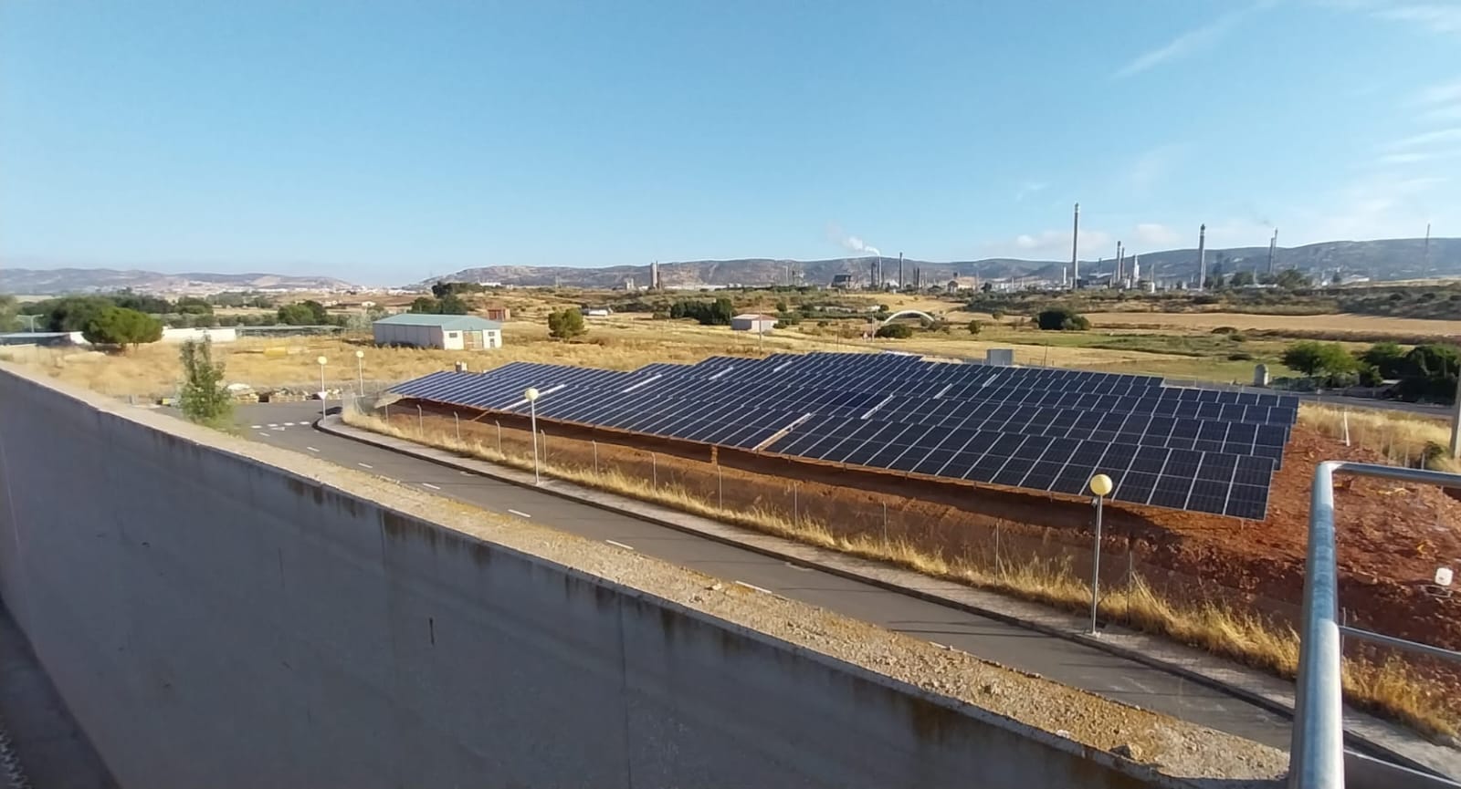 Ayuntamiento de Puertollano y Aguas Implementan Proyecto Fotovoltaico en EDAR para Rebajar Consumo Energético y Disminuir Huella de Carbono 1 Vista aérea de la planta solar fotovoltaica en EDAR Puertollano