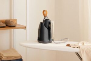 "Para eliminar las arrugas de las prendas, prepara una solución de agua y vinagre blanco"