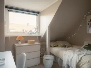 Dormitorios abuhardillados nórdicos: Ideas para niños y jóvenes