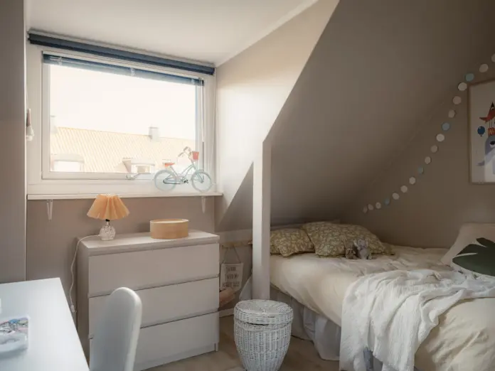 Dormitorios abuhardillados nórdicos: Ideas para niños y jóvenes