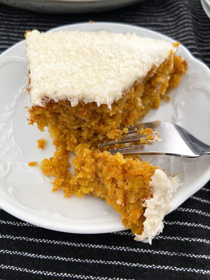 Delicioso y facilísimo bizcocho de zanahoria y coco con cobertura de chocolate blanco