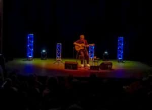 Pedro Guerra conecta generaciones en Almagro con "Sonetos y canciones para la libertad"