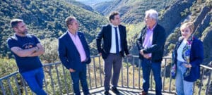 Valverde destaca el valor natural de Navas de Estena y la necesidad de apoyar a los municipios pequeños