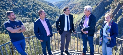 Valverde destaca el valor natural de Navas de Estena y la necesidad de apoyar a los municipios pequeños