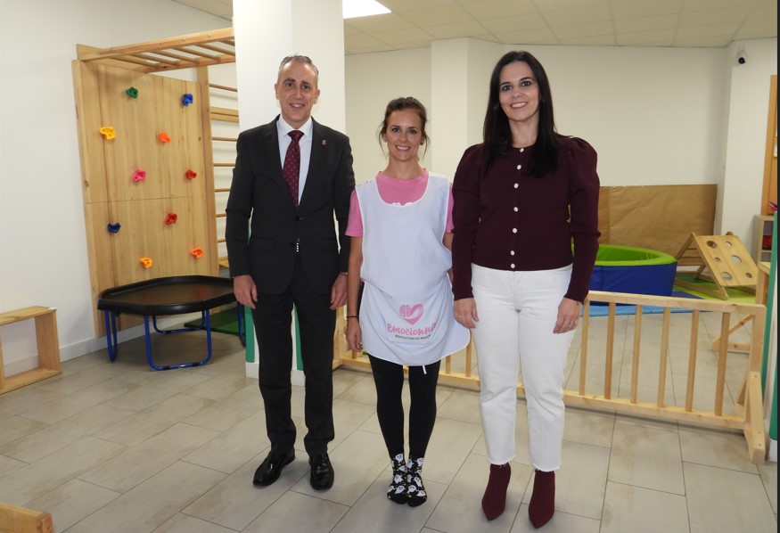 Alabanzas del alcalde a la contribución del centro EmocioNNA en la educación y el bienestar social de Puertollano 2