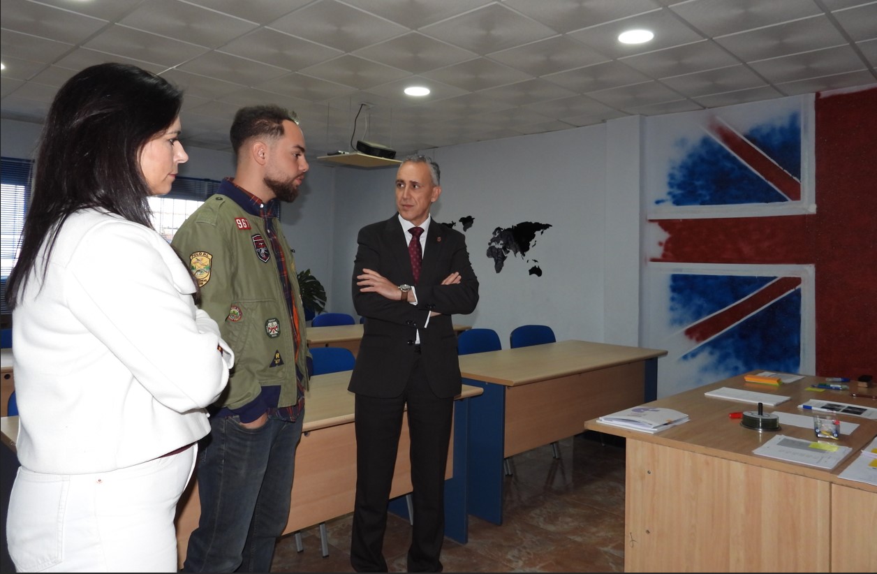 El Alcalde de Puertollano Visita 1st Avenue, Destacando el Uso de Ayudas al Autoempleo por la Academia de Inglés 2