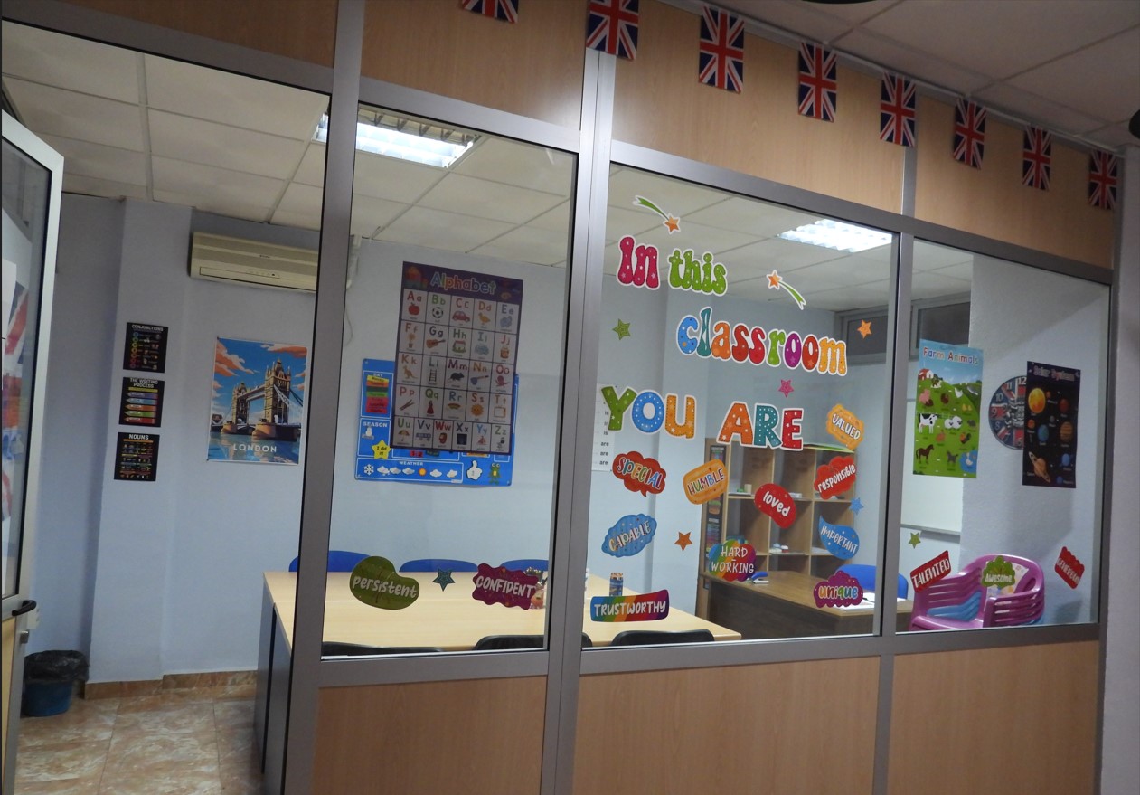 El Alcalde de Puertollano Visita 1st Avenue, Destacando el Uso de Ayudas al Autoempleo por la Academia de Inglés 1