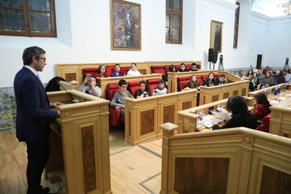 El alcalde de Toledo reafirma el compromiso con la infancia y anuncia iniciativas innovadoras para el uso responsable de la tecnología 1 Pleno infancia 9.20-11-25