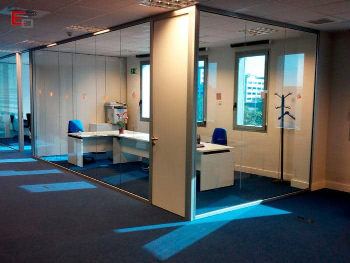 Cómo las mamparas de oficina están salvando la concentración y mejorando la productividad en las empresas 1