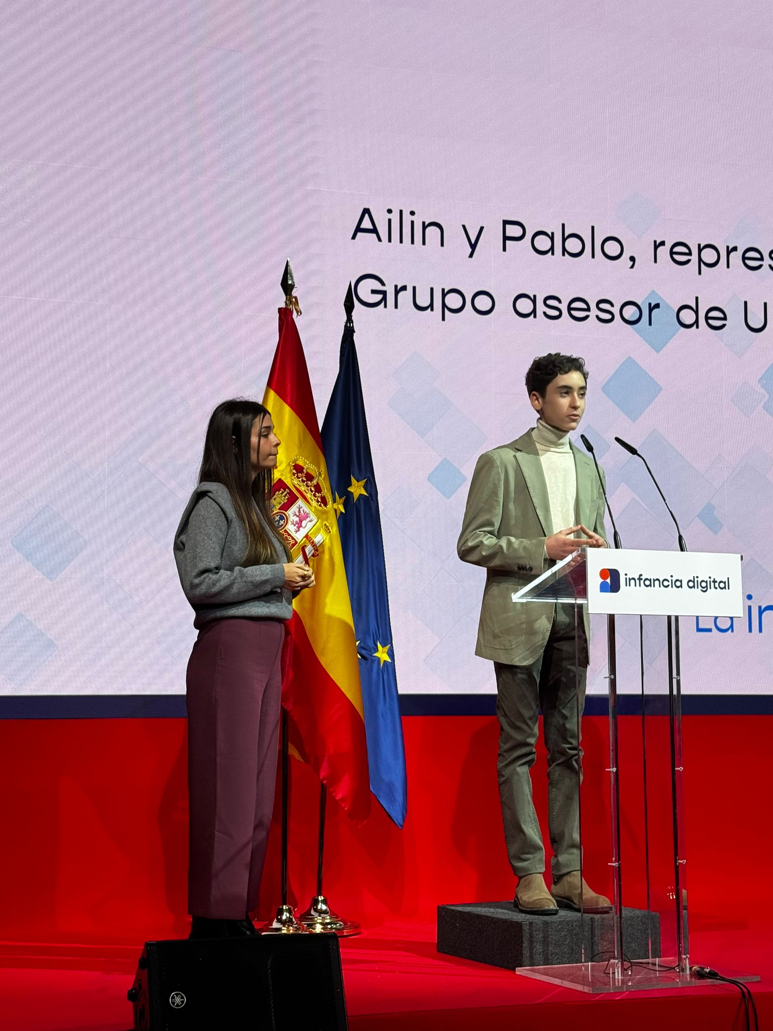 Pablo, representante del Consejo de Participación Infantil de Puertollano, contribuye en la exposición del informe de UNICEF sobre los efectos de la tecnología en los niños 1