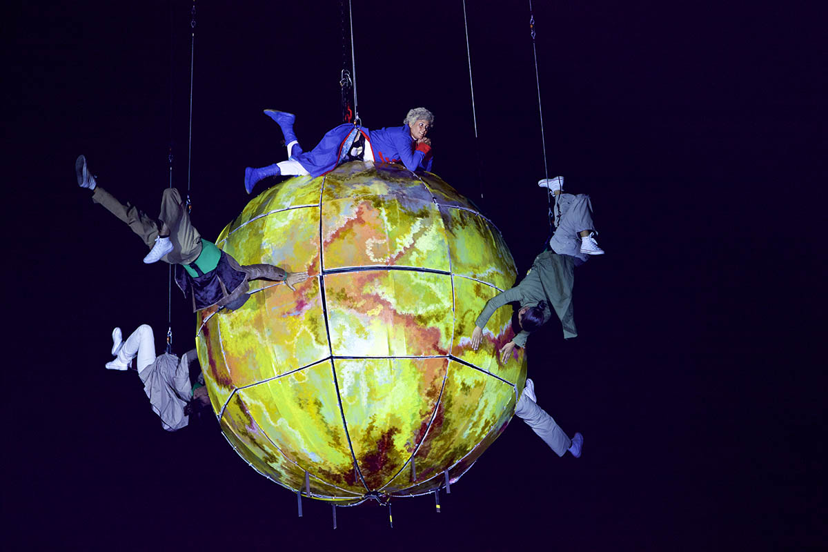 "Asteroide B-612": Una maravilla de teatro aéreo con circo, danza y música inaugura la Navidad en Puertollano 1 "Asteroide B-612": Una maravilla de teatro aéreo con circo, danza y música inaugura la Navidad en Puertollano 1