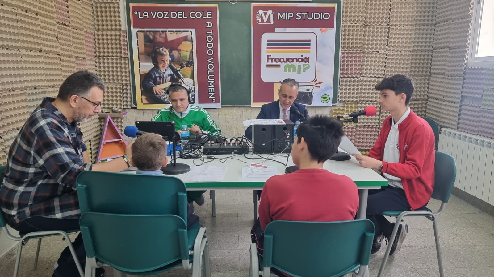 Diálogo abierto: El alcalde atiende las inquietudes de los estudiantes del Colegio María Inmaculada 2