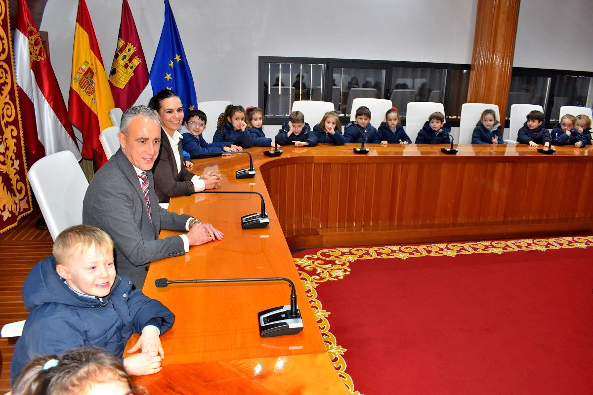 Visita Navideña de los Estudiantes del Colegio María Inmaculada al Majestuoso Árbol del Ayuntamiento de Puertollano 1 Visita Navideña de los Estudiantes del Colegio María Inmaculada al Majestuoso Árbol del Ayuntamiento de Puertollano 1