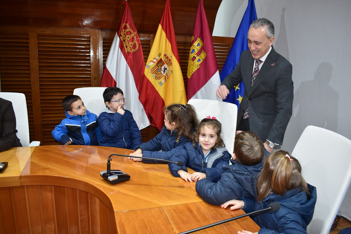 Visita Navideña de los Estudiantes del Colegio María Inmaculada al Majestuoso Árbol del Ayuntamiento de Puertollano 2 Visita Navideña de los Estudiantes del Colegio María Inmaculada al Majestuoso Árbol del Ayuntamiento de Puertollano 2