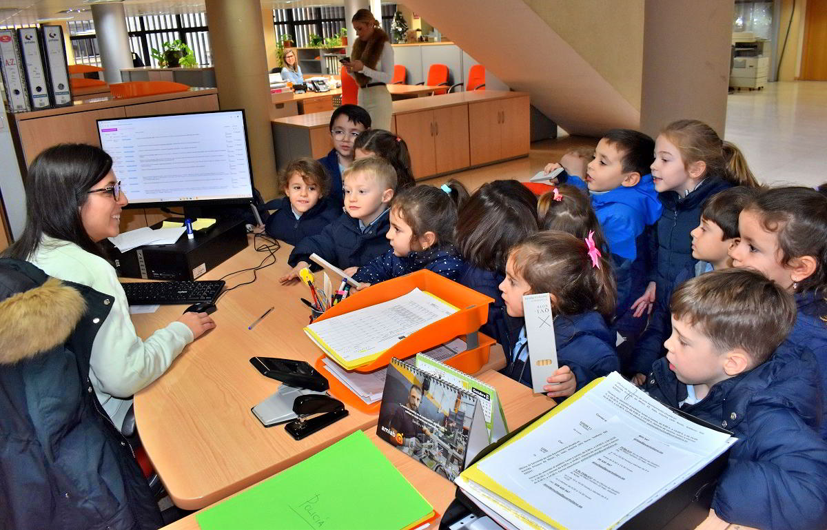 Visita Navideña de los Estudiantes del Colegio María Inmaculada al Majestuoso Árbol del Ayuntamiento de Puertollano 3 Visita Navideña de los Estudiantes del Colegio María Inmaculada al Majestuoso Árbol del Ayuntamiento de Puertollano 3