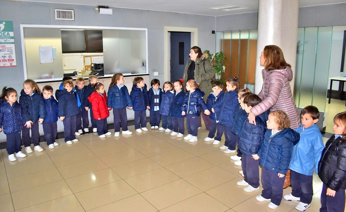 Visita Navideña de los Estudiantes del Colegio María Inmaculada al Majestuoso Árbol del Ayuntamiento de Puertollano 4 Visita Navideña de los Estudiantes del Colegio María Inmaculada al Majestuoso Árbol del Ayuntamiento de Puertollano 4