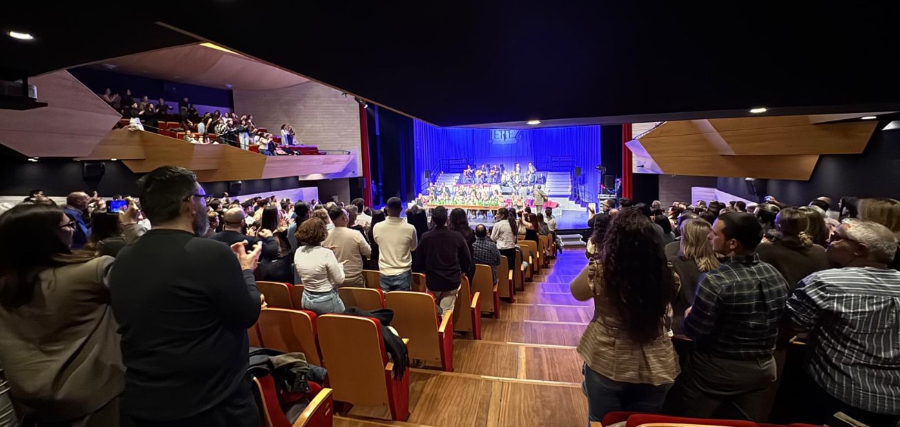 Éxito rotundo en Puertollano: el Auditorio se rinde ante la zambomba navideña de “Así canta Jerez por Navidad” 4