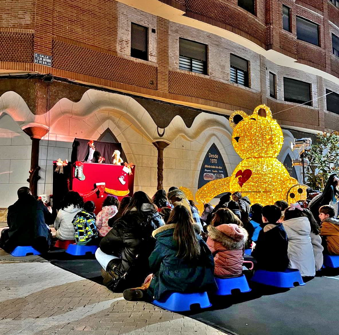 La Navidad escolar se engalana con la magia de los títeres callejeros y la tradición de los cuentacuentos 1