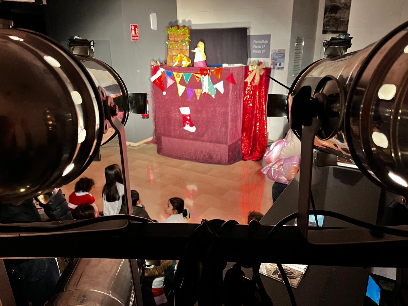 El encanto de los títeres conquista la Navidad: Un triunfo teatral para el público infantil 1