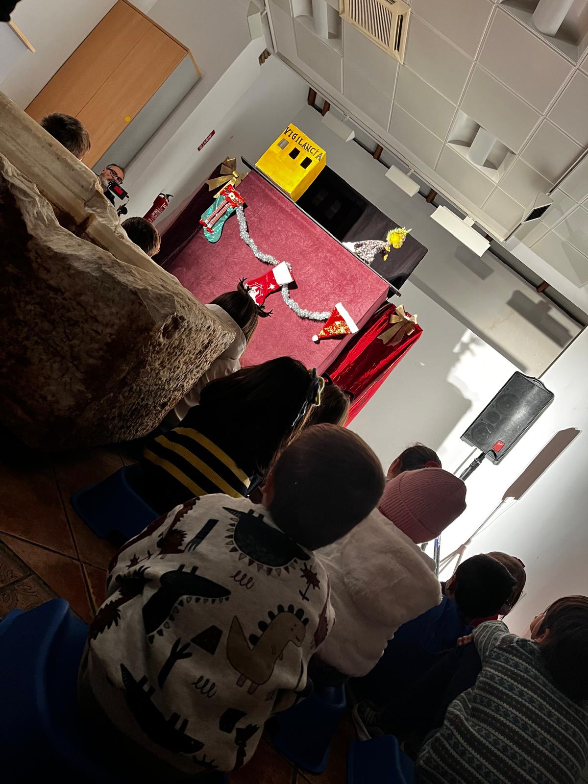 El encanto de los títeres conquista la Navidad: Un triunfo teatral para el público infantil 3