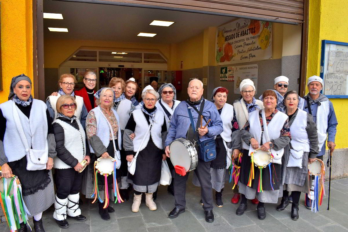 El Mercado Municipal vibra con la alegría navideña de los villancicos del Centro de Mayores 'Margarita Salas' y del colegio María Inmaculada 3