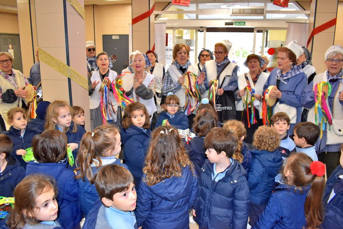 El Mercado Municipal vibra con la alegría navideña de los villancicos del Centro de Mayores 'Margarita Salas' y del colegio María Inmaculada 2