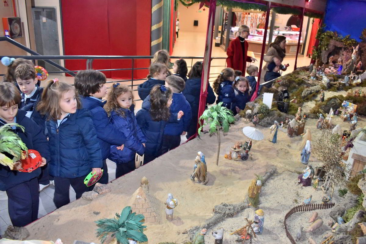 El Mercado Municipal vibra con la alegría navideña de los villancicos del Centro de Mayores 'Margarita Salas' y del colegio María Inmaculada 5