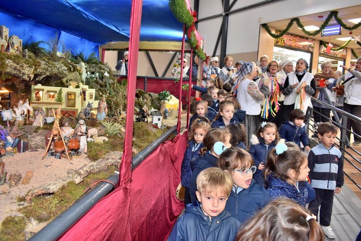 El Mercado Municipal vibra con la alegría navideña de los villancicos del Centro de Mayores 'Margarita Salas' y del colegio María Inmaculada 4