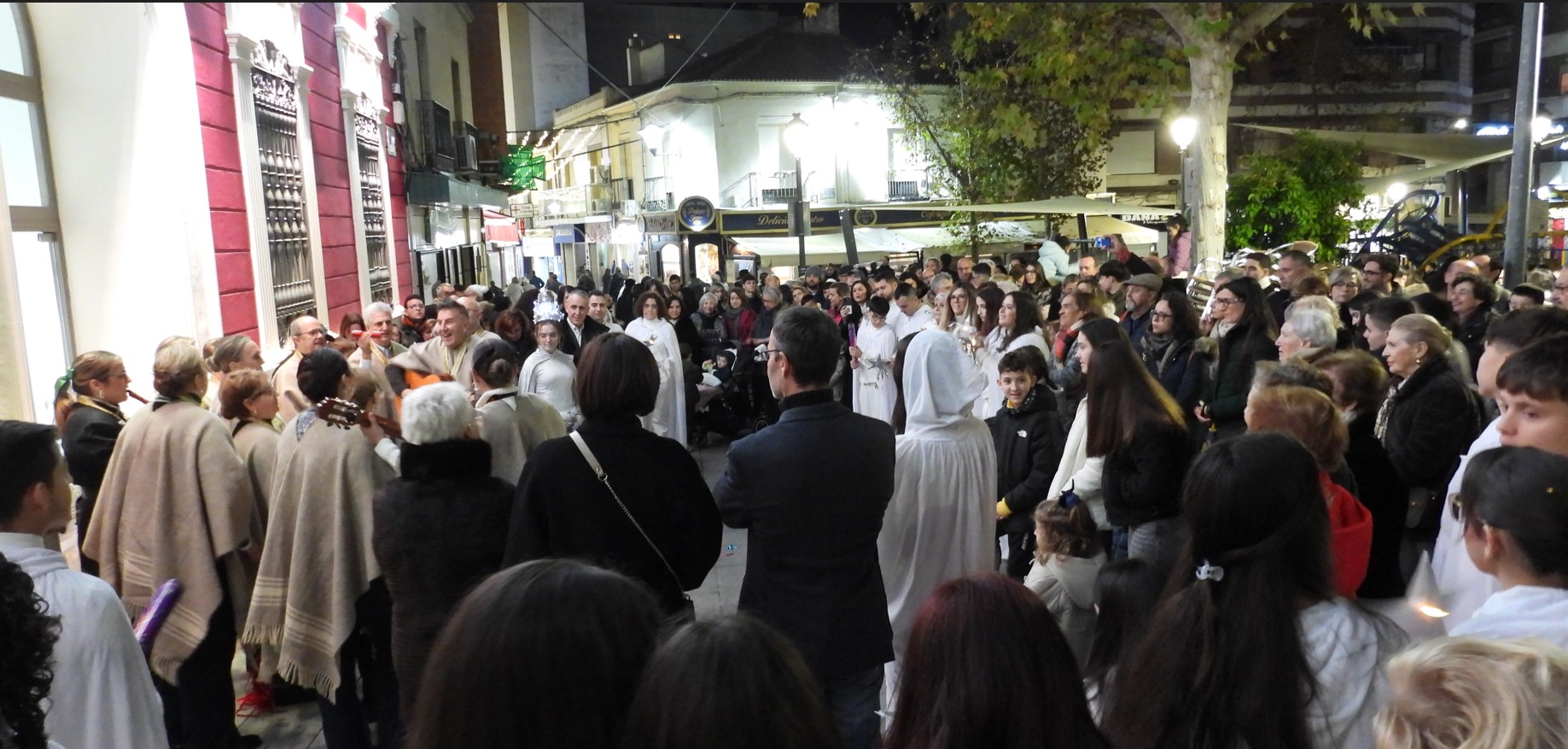 La Estrella de la Navidad Ilumina Puertollano por Primera Vez, Encendiendo Valores y Esperanza en la Ciudad 1