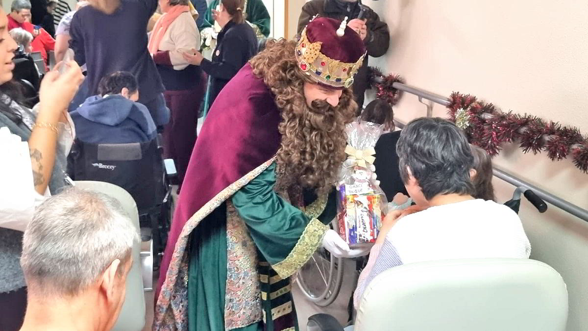 Emotivo encuentro en la Fundación Fuente Agria: Residentes y empleados celebran con alegría la visita de los Reyes Magos 3 Emotivo encuentro en la Fundación Fuente Agria: Residentes y empleados celebran con alegría la visita de los Reyes Magos 3