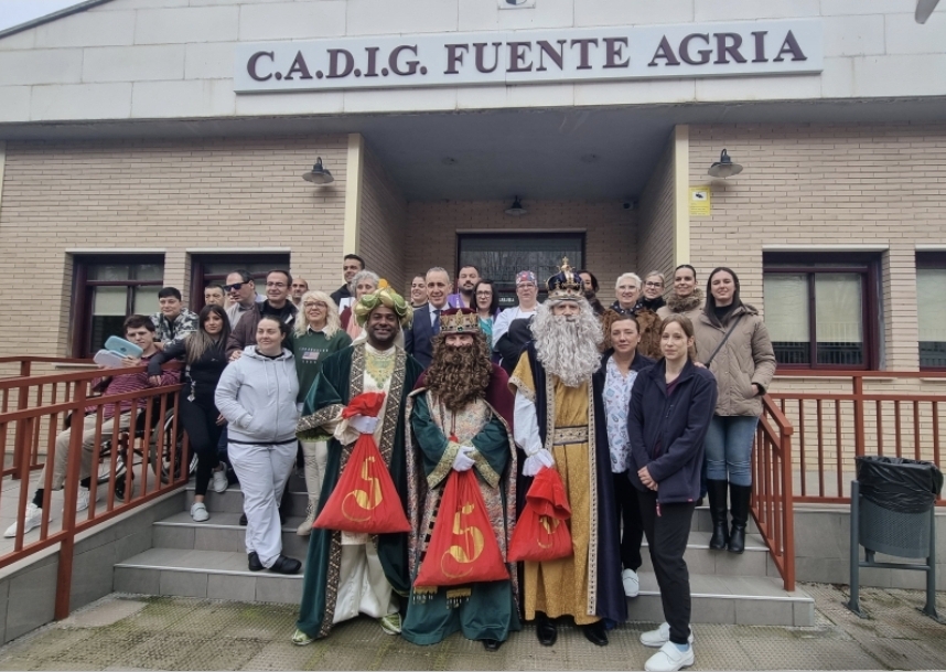 Emotivo encuentro en la Fundación Fuente Agria: Residentes y empleados celebran con alegría la visita de los Reyes Magos 1 Emotivo encuentro en la Fundación Fuente Agria: Residentes y empleados celebran con alegría la visita de los Reyes Magos 1