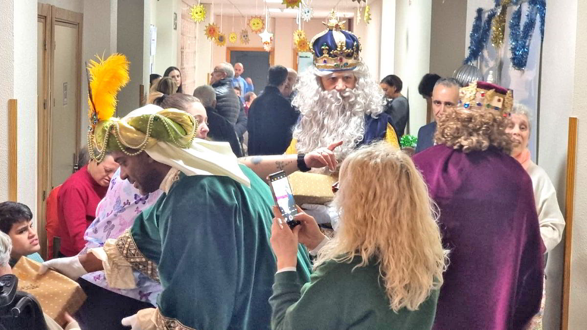 Emotivo encuentro en la Fundación Fuente Agria: Residentes y empleados celebran con alegría la visita de los Reyes Magos 2 Emotivo encuentro en la Fundación Fuente Agria: Residentes y empleados celebran con alegría la visita de los Reyes Magos 2