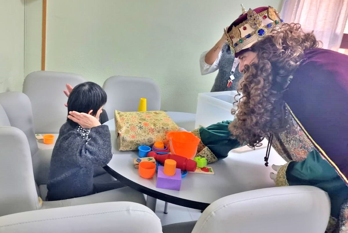 Emotivo encuentro en la Fundación Fuente Agria: Residentes y empleados celebran con alegría la visita de los Reyes Magos 4 Emotivo encuentro en la Fundación Fuente Agria: Residentes y empleados celebran con alegría la visita de los Reyes Magos 4