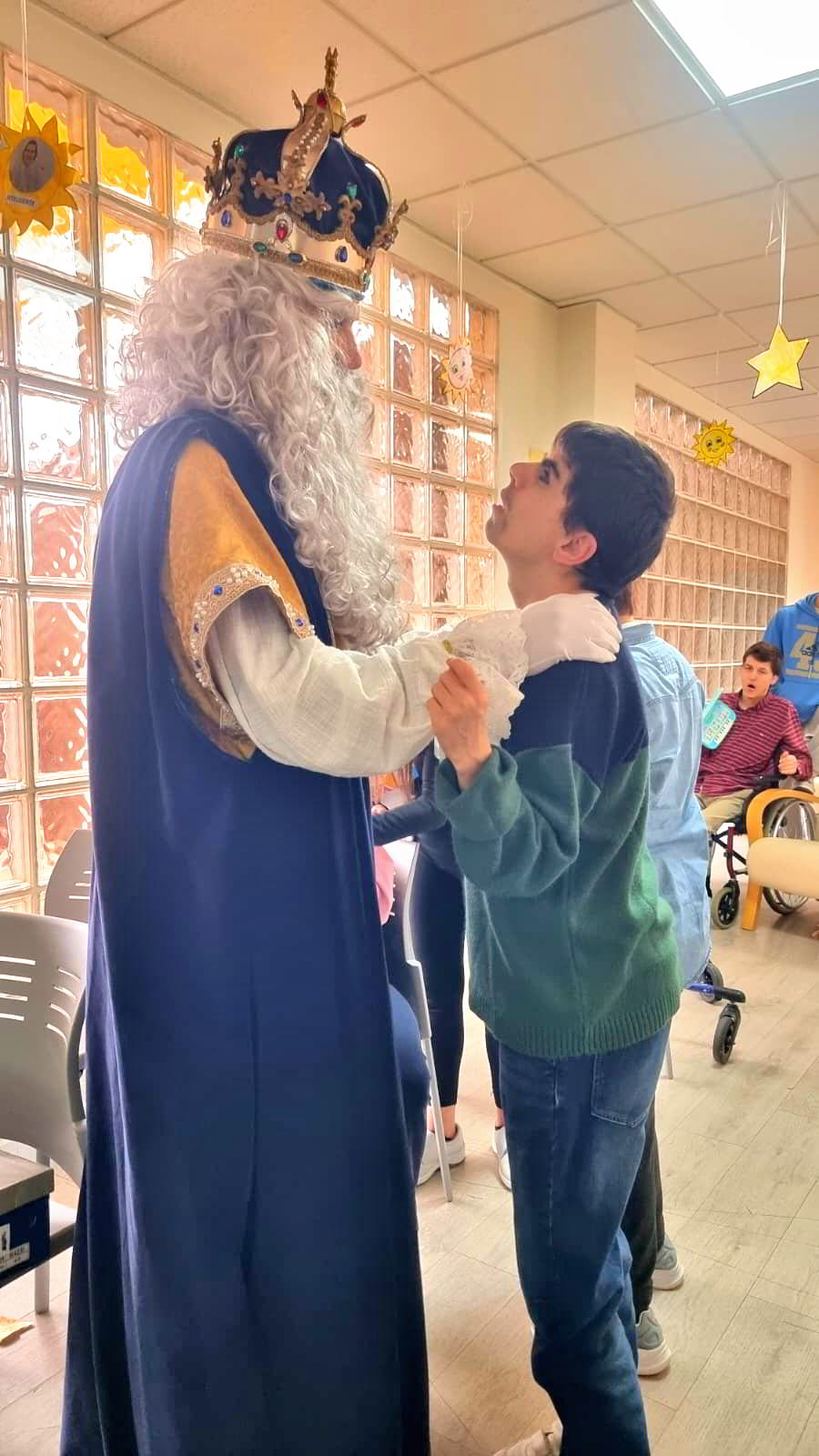 Emotivo encuentro en la Fundación Fuente Agria: Residentes y empleados celebran con alegría la visita de los Reyes Magos 8 Emotivo encuentro en la Fundación Fuente Agria: Residentes y empleados celebran con alegría la visita de los Reyes Magos 8