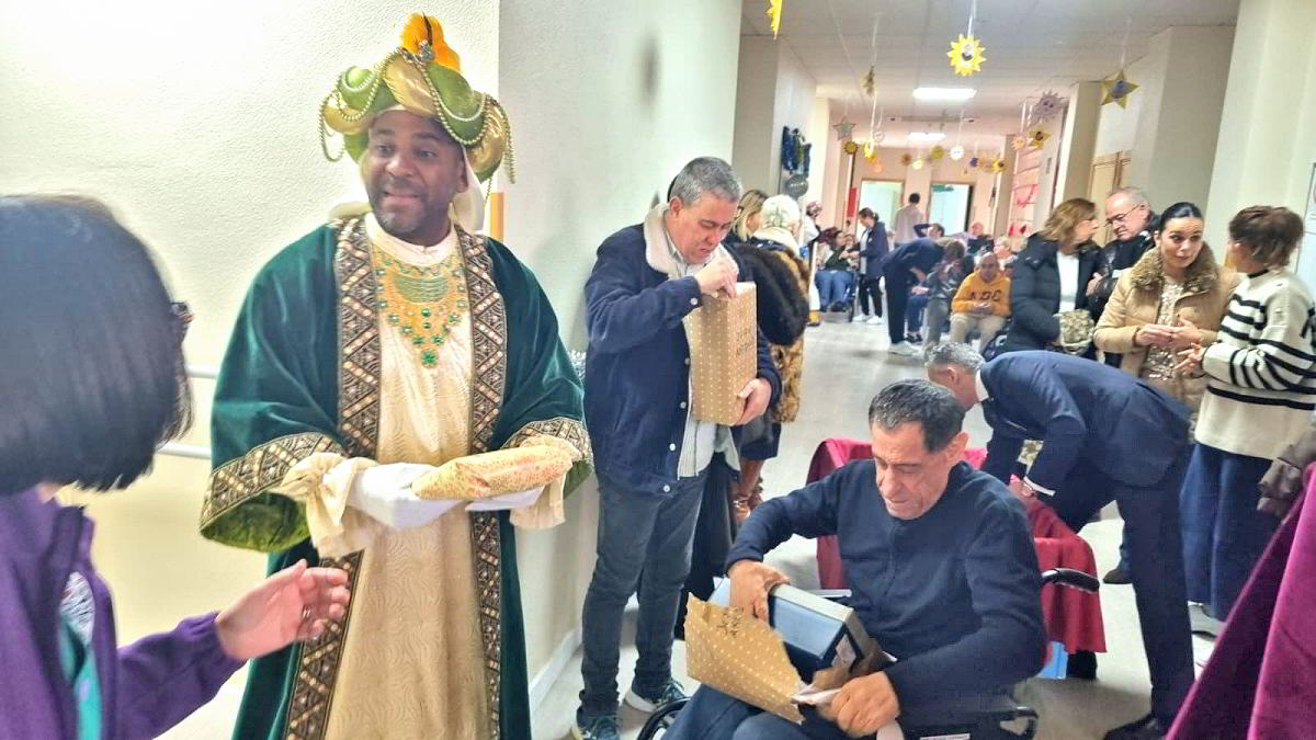 Emotivo encuentro en la Fundación Fuente Agria: Residentes y empleados celebran con alegría la visita de los Reyes Magos 6 Emotivo encuentro en la Fundación Fuente Agria: Residentes y empleados celebran con alegría la visita de los Reyes Magos 6