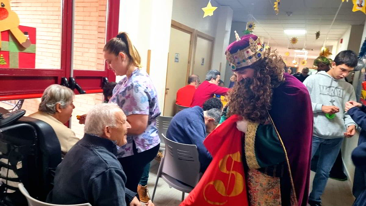 Emotivo encuentro en la Fundación Fuente Agria: Residentes y empleados celebran con alegría la visita de los Reyes Magos 7 Emotivo encuentro en la Fundación Fuente Agria: Residentes y empleados celebran con alegría la visita de los Reyes Magos 7