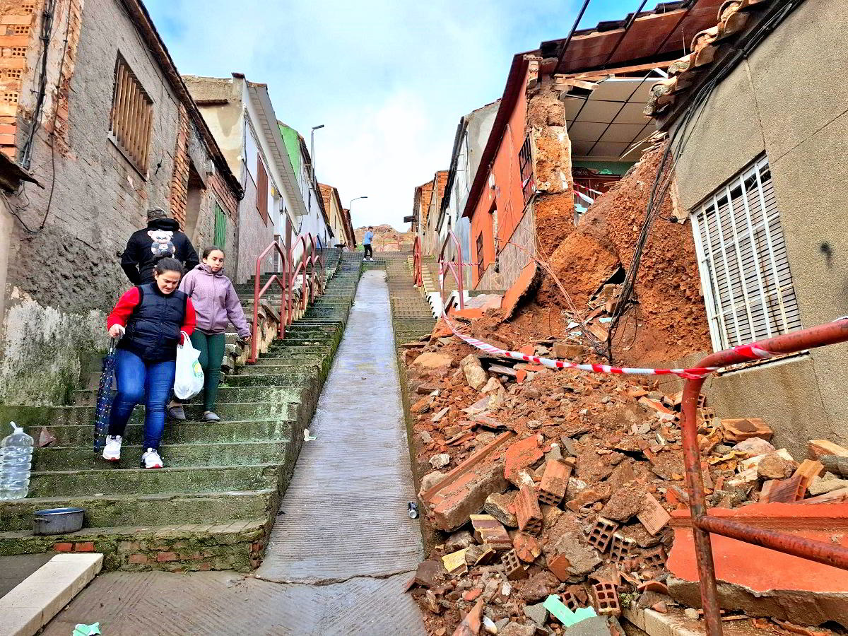 Inundaciones Afectan a Residentes y Dañan Propiedades en las Calles Benéfica y Blas de Otero 1