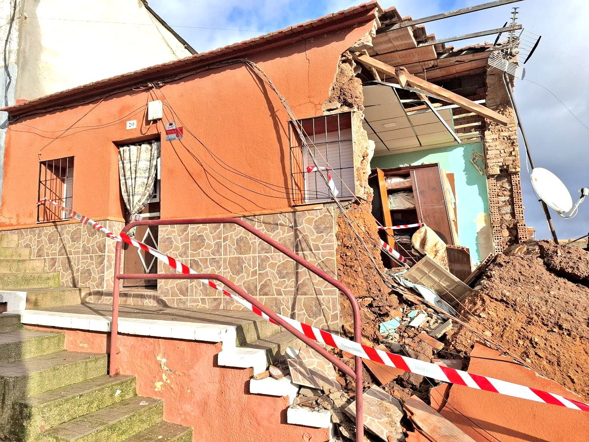 Inundaciones Afectan a Residentes y Dañan Propiedades en las Calles Benéfica y Blas de Otero 4